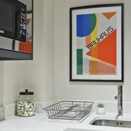 Center 1-bed Sleeps 2 10 Min To Station Apartment