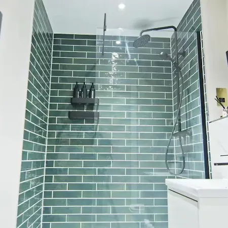 Center 1-bed Sleeps 2 10 Min To Station *